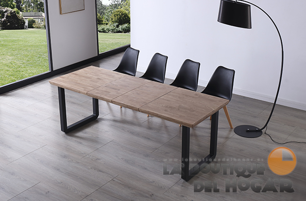 Mesa de comedor extensible negra con patas metálicas y tablero de Roble Honey Modelo Roma