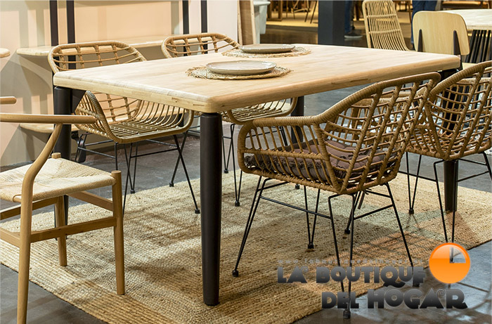 Mesa de comedor fija negra con patas metálicas y tablero de Roble Nordish Modelo Moon